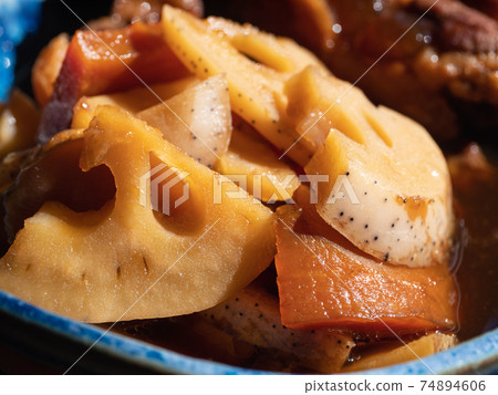 A sweet and spicy dish of lotus root and carrots. 74894606