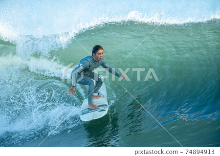 一個在湘南海上沖浪的人 74894913