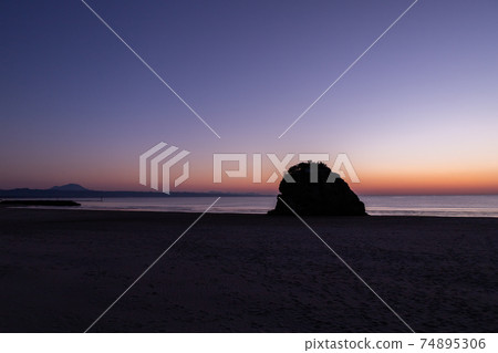 島根縣出雲市稻佐海灘的日落 島根縣出雲市稻佐海灘的日落 74895306