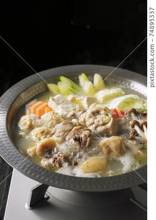 有很多成分的水black(黑色背景) 有很多成分的水black(黑色背景) 74895337