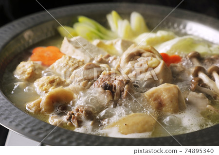 有很多成分的水black(黑色背景) 有很多成分的水black(黑色背景) 74895340