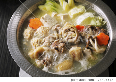 有很多成分的水black（黑色背景） 74895342