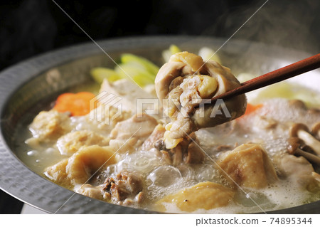 有很多成分的水black（黑色背景） 74895344