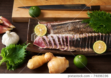 Seared bonito 74896196