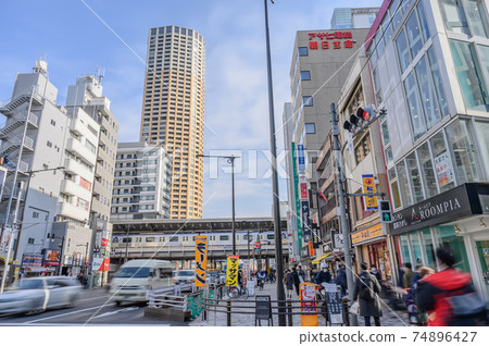 城市景觀:東京都目黑區中目黑站前廣場遭受電暈襲擊的人和山手通町 城市景觀:東京都目黑區中目黑站前廣場遭受電暈襲擊的人和山手通町 74896427