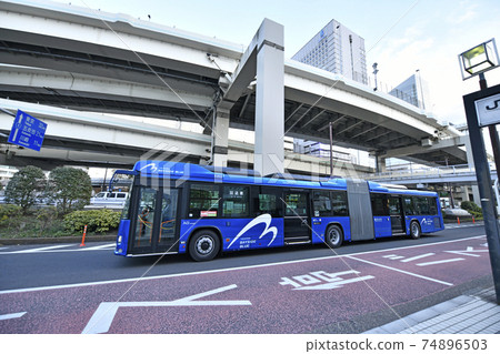 Yokohama cityscape of Japan, overlooking the first domestically produced articulated bus, Bayside Blue, etc. that runs in front of Yokohama Station (east exit) Yokohama cityscape of Japan, overlooking the first domestically produced articulated bus, Bayside Blue, etc. that runs in front of Yokohama Station (east exit) 74896503