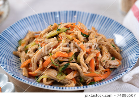 涼拌雞絲 涼拌 雞肉 肉 小黃瓜 台灣 食物 Shredded Chicken 細切りチキン 74896507