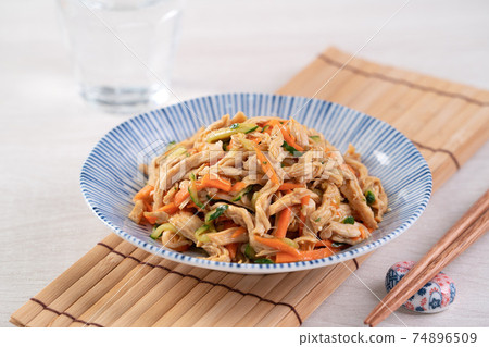 涼拌雞絲 涼拌 雞肉 肉 小黃瓜 台灣 食物 Shredded Chicken 細切りチキン 74896509