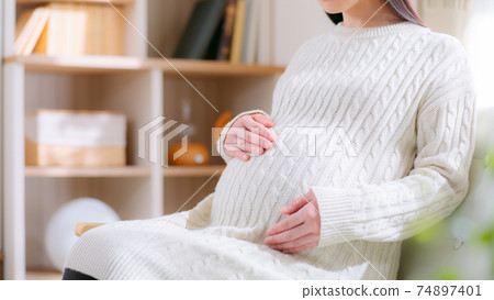 Pregnant woman hungry 16: 9 Pregnant woman hungry 16: 9 74897401