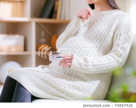 Pulse oximeter Pregnant woman thinking 4: 3 74897426