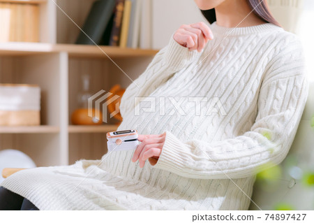 Pulse oximeter Pregnant woman thinking Pulse oximeter Pregnant woman thinking 74897427
