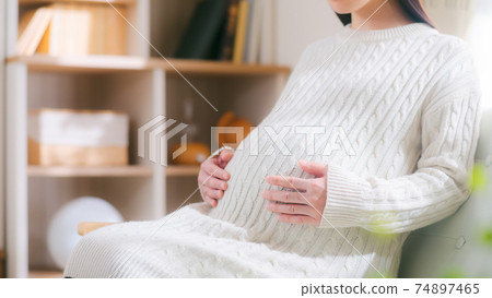 Pregnant woman hungry 16: 9 Pregnant woman hungry 16: 9 74897465