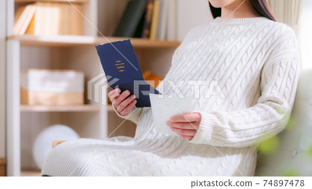 Pregnant woman receiving an invitation 16: 9 74897478
