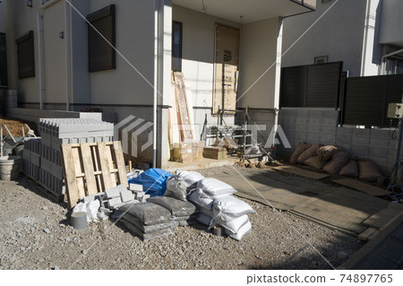 正在建造中的獨棟房屋/施工現場/ 74897765