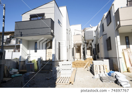 Single-family house under construction / construction site / 74897767