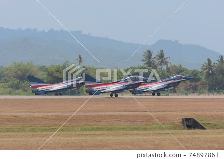中國空軍J-10型8月1日編隊起飛。 74897861