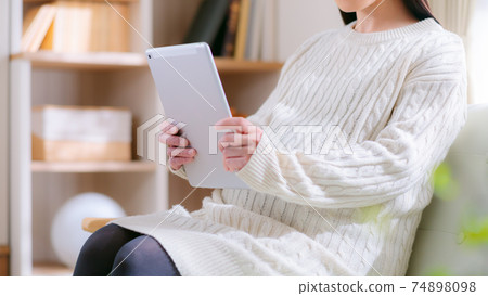 Pregnant woman with tablet vertical holding 16: 9 74898098