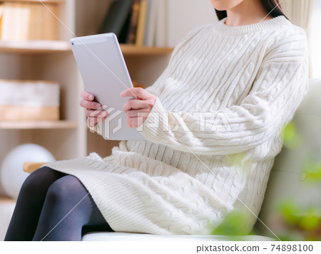 Pregnant woman with tablet Vertical holding 4: 3 74898100