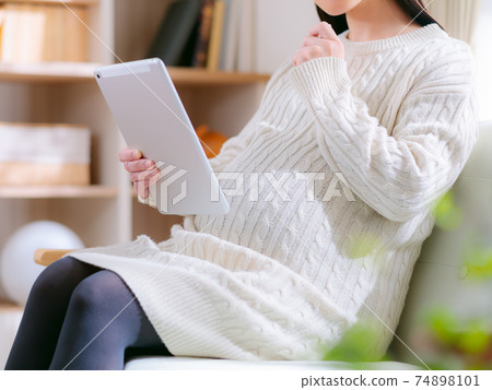 Pregnant woman with tablet Thinking vertical holding 4: 3 74898101