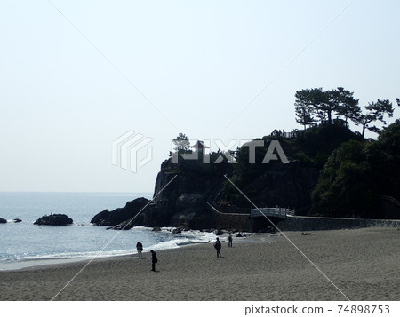 Katsurahama位於高知縣高知市浦田市,是著名的月球海灘,其沙灘呈弓形延伸至太平洋。 Katsurahama位於高知縣高知市浦田市,是著名的月球海灘,其沙灘呈弓形延伸至太平洋。 74898753