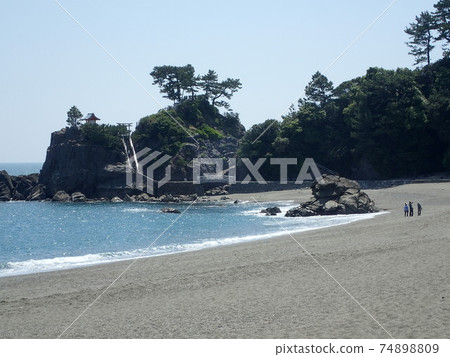 Located in Urado, Kochi City, Kochi Prefecture, Katsurahama is a famous beach for the moon, with a sandy beach extending in a bow shape toward the Pacific Ocean. Located in Urado, Kochi City, Kochi Prefecture, Katsurahama is a famous beach for the moon, with a sandy beach extending in a bow shape toward the Pacific Ocean. 74898809