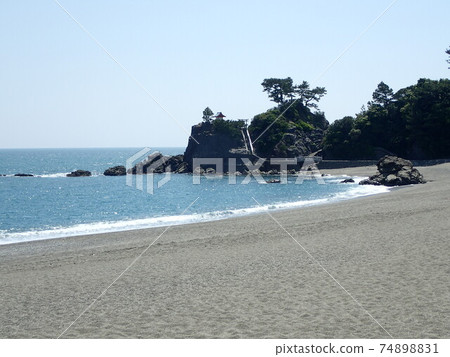 Katsurahama位於高知縣高知市浦田市,是著名的月球海灘,其沙灘呈弓形延伸至太平洋。 Katsurahama位於高知縣高知市浦田市,是著名的月球海灘,其沙灘呈弓形延伸至太平洋。 74898831