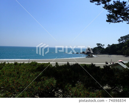 Katsurahama位於高知縣高知市浦田市,是著名的月球海灘,其沙灘呈弓形延伸至太平洋。 Katsurahama位於高知縣高知市浦田市,是著名的月球海灘,其沙灘呈弓形延伸至太平洋。 74898834