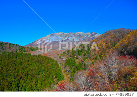 Daisen Kagikake Pass Autumn Leaves Tottori Prefecture 74899037