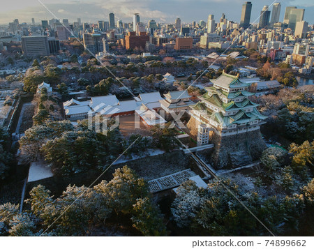 名古屋城堡與雪妝在一個冬天的早晨的鳥瞰圖 74899662