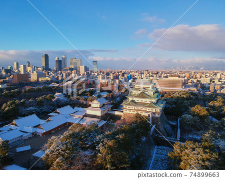 名古屋城堡與雪妝在一個冬天的早晨的鳥瞰圖 74899663