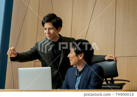 Foreign-affiliated businessman 74900018