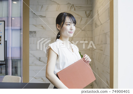 看著窗外的女性商業場景 看著窗外的女性商業場景 74900401