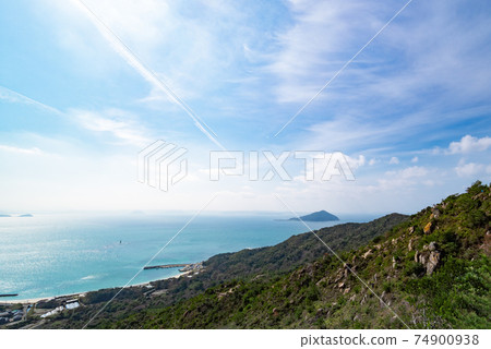 從立石山看的絲島海和藍天 從立石山看的絲島海和藍天 74900938