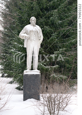 Lenin monument in the winter Park snowfall Lenin monument in the winter Park snowfall 74901022