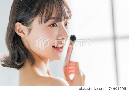 Late teenage girls make-up 74901306