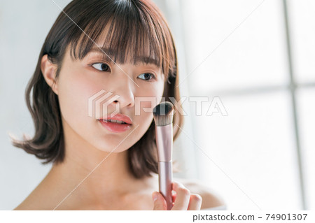 Late teenage girls make-up 74901307