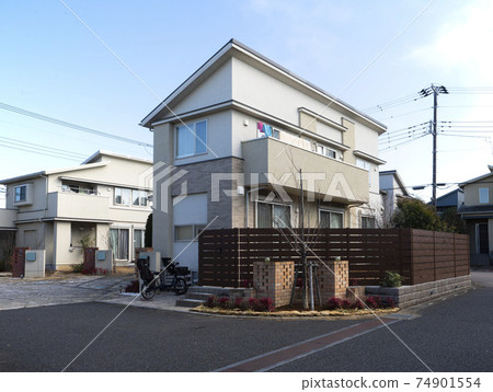 日式居住區,帶花園的獨棟別墅,陽光明媚的公寓區 日式居住區,帶花園的獨棟別墅,陽光明媚的公寓區 74901554