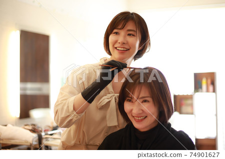 Hairdresser coloring customers Hairdresser coloring customers 74901627