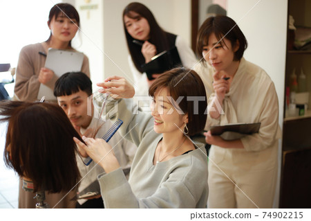 美髮師的培訓形象 美髮師的培訓形象 74902215