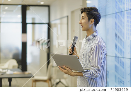 演示文稿的男性商務 74903439