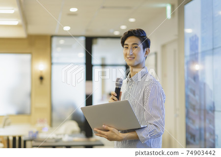 演示文稿的男性商務 74903442