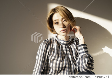 女性肖像的日落和捷徑 74903761