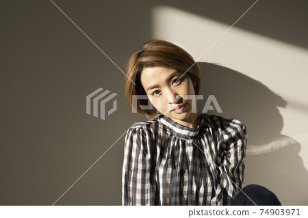 女性肖像的日落和捷徑 74903971