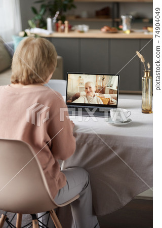 Online conversation with friend 74904049