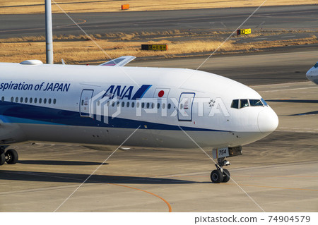 Airport scenery Taxiing airplane Ota-ku, Tokyo Airport scenery Taxiing airplane Ota-ku, Tokyo 74904579