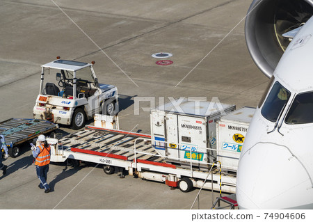 機場風光集裝箱裝在飛機上，東京大田區 74904606