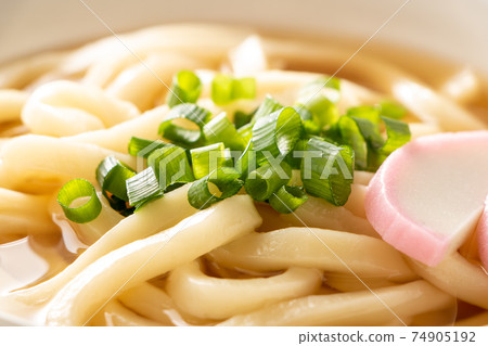 烏冬面。與kamaboko和蔥。 烏冬面。與kamaboko和蔥。 74905192