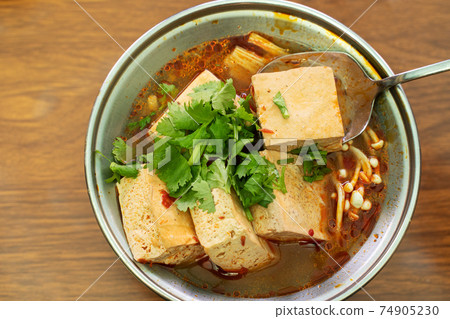Stinky Tofu Roadside Stall Soup Spoon Eating Eating Stincky Tofu チョウドウフ 74905230