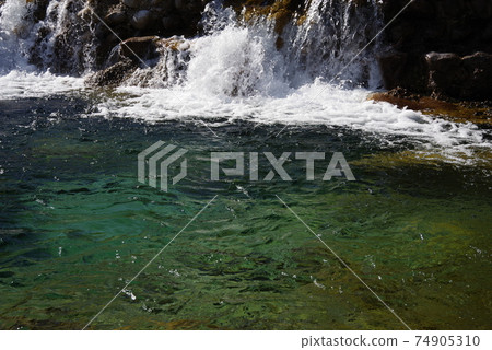 山stream風光,河床,河面,瀑布盆地 山stream風光,河床,河面,瀑布盆地 74905310