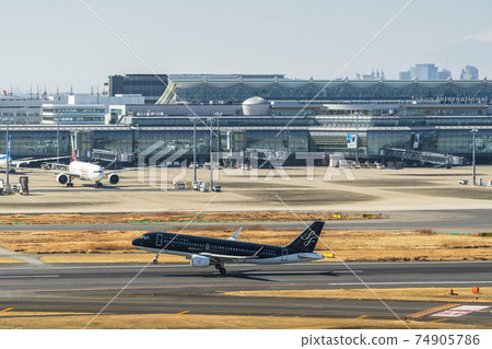 Airport scenery: Airplane taking off, Ota-ku, Tokyo 74905786